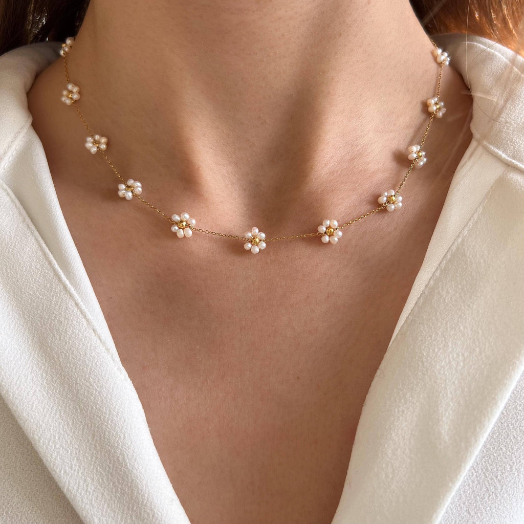 Collier fleurs en petites perles blanches