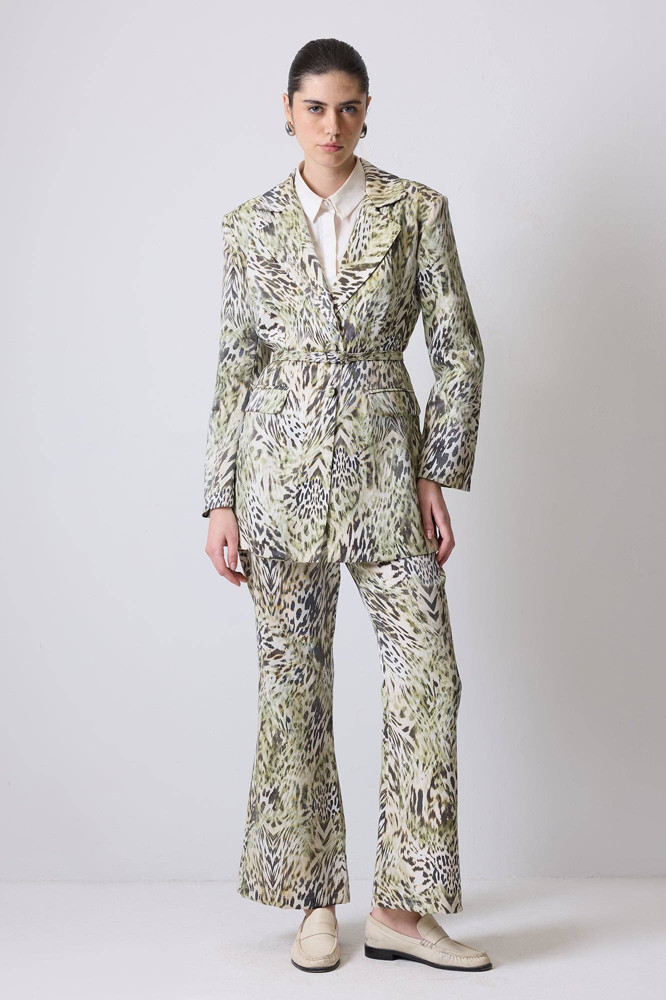 ENSEMBLE VESTE IMPRIMÉ ANIMAL & PANTALON ÉVASÉ AVEC DÉTAIL CEINTURE