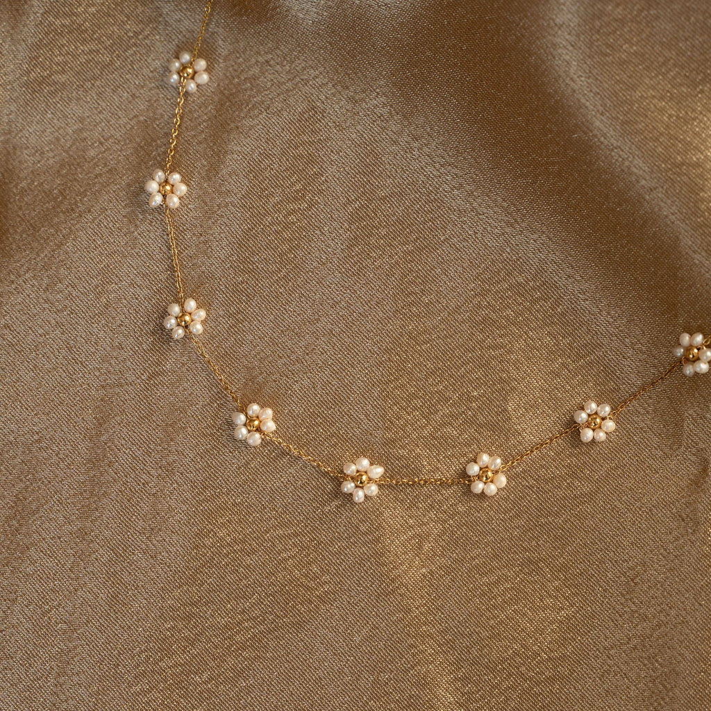 Collier fleurs en petites perles blanches