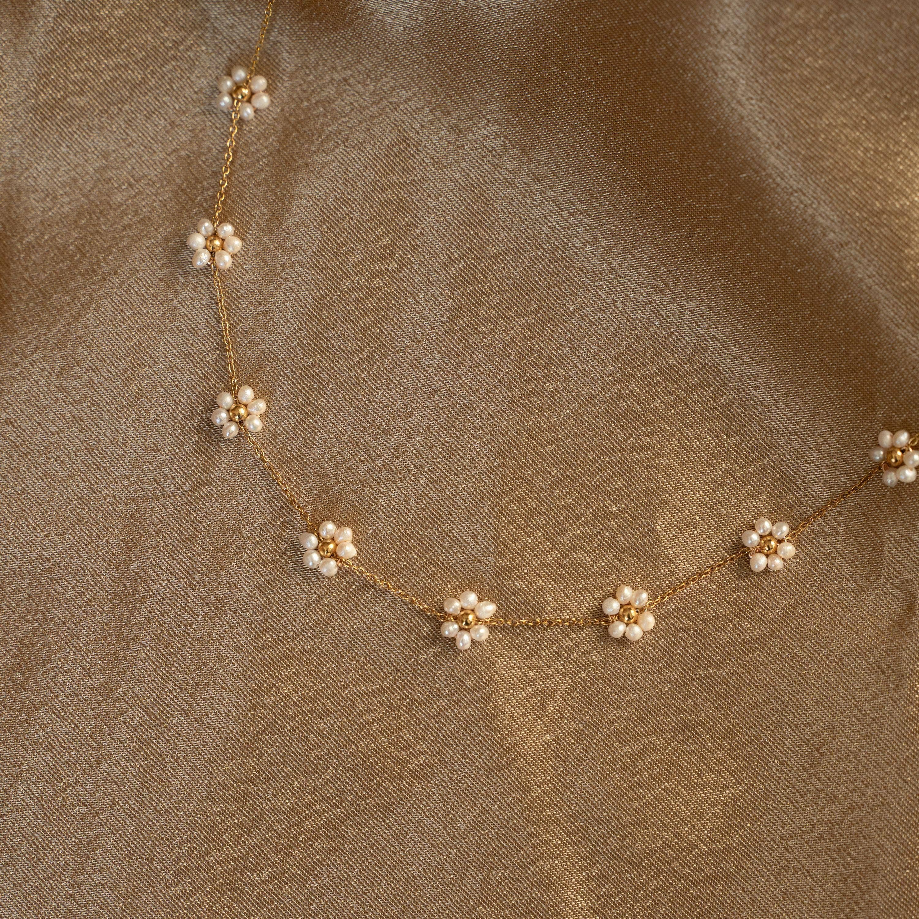 Collier fleurs en petites perles blanches