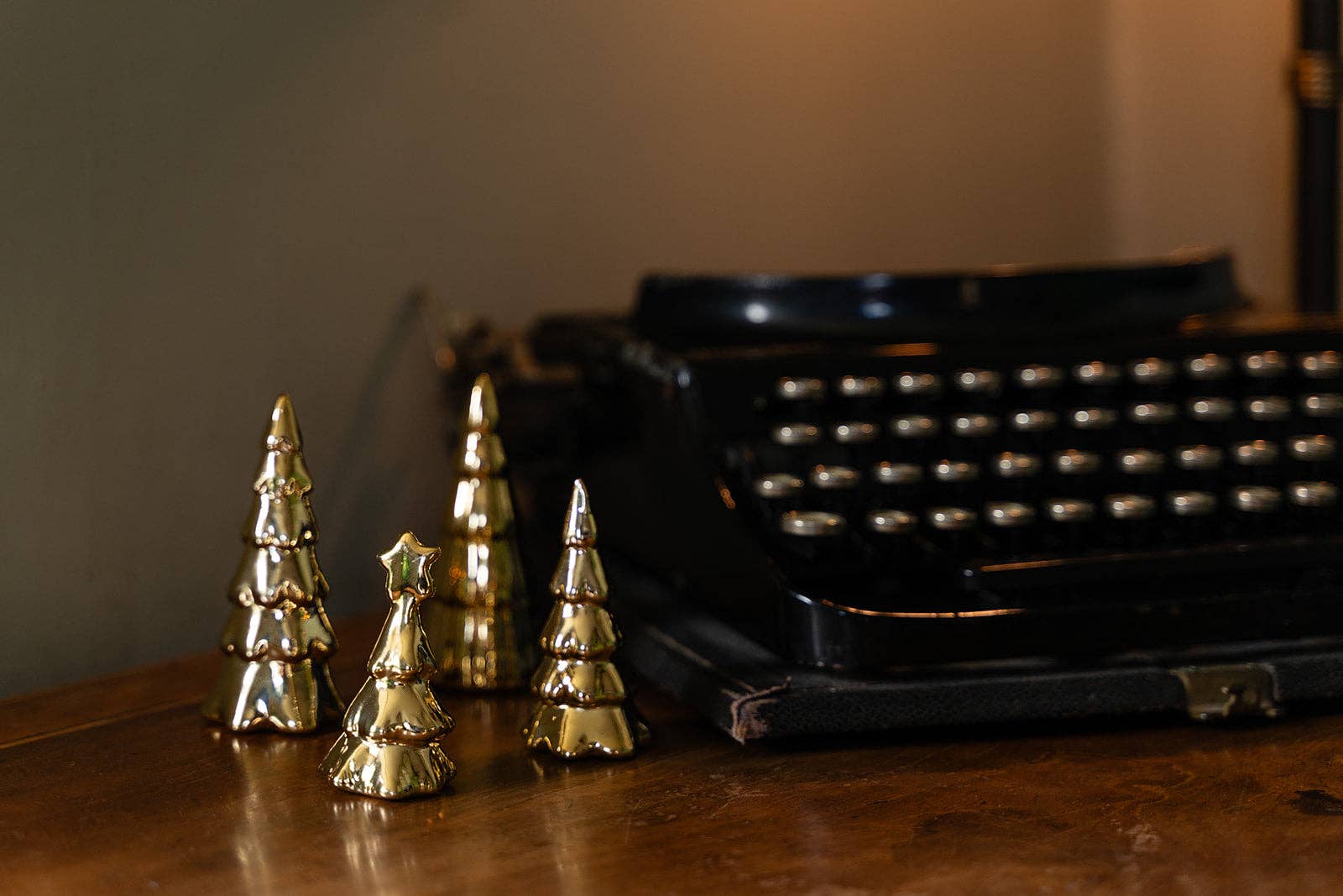 Sapin de Noël en céramique dorée avec étoile