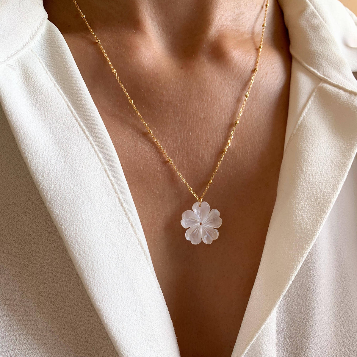 Collier long | Fleur en Nacre Blanche