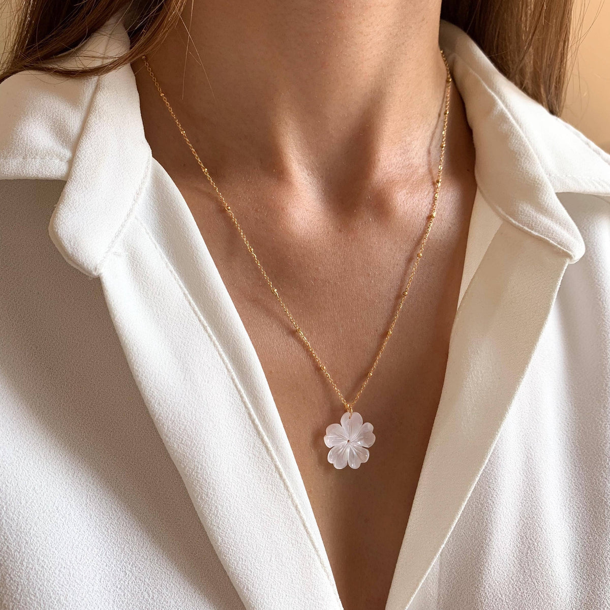 Collier long | Fleur en Nacre Blanche