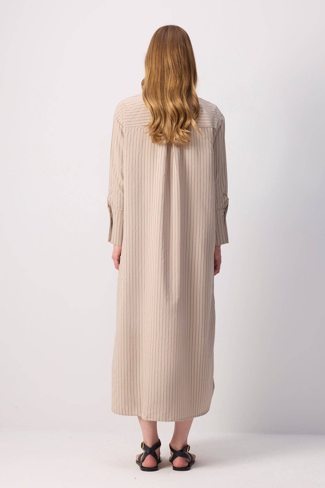 ROBE CHEMISE MAXI RAYÉE AVEC BRODERIE FLORALE AUDACIEUSE