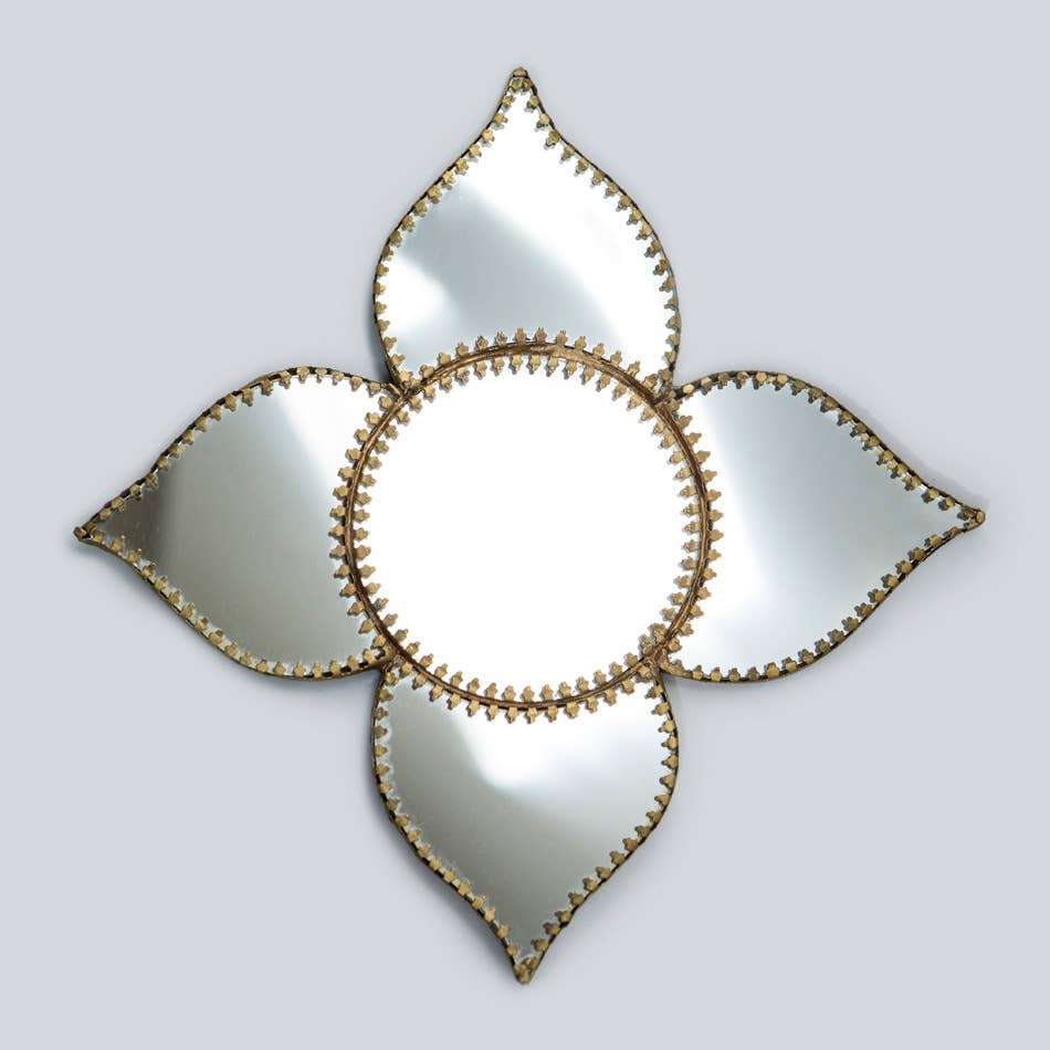 Miroir en forme de fleur avec détails en laiton