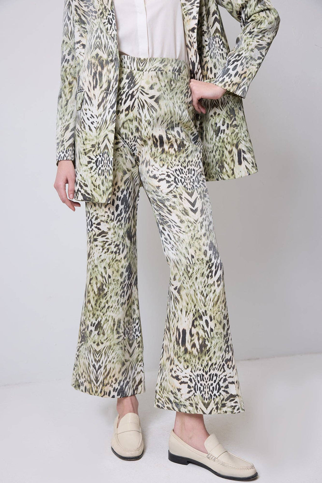 ENSEMBLE VESTE IMPRIMÉ ANIMAL & PANTALON ÉVASÉ AVEC DÉTAIL CEINTURE