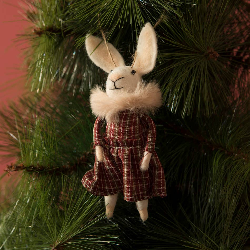 Madame Lapin en robe à carreaux ornement en feutre