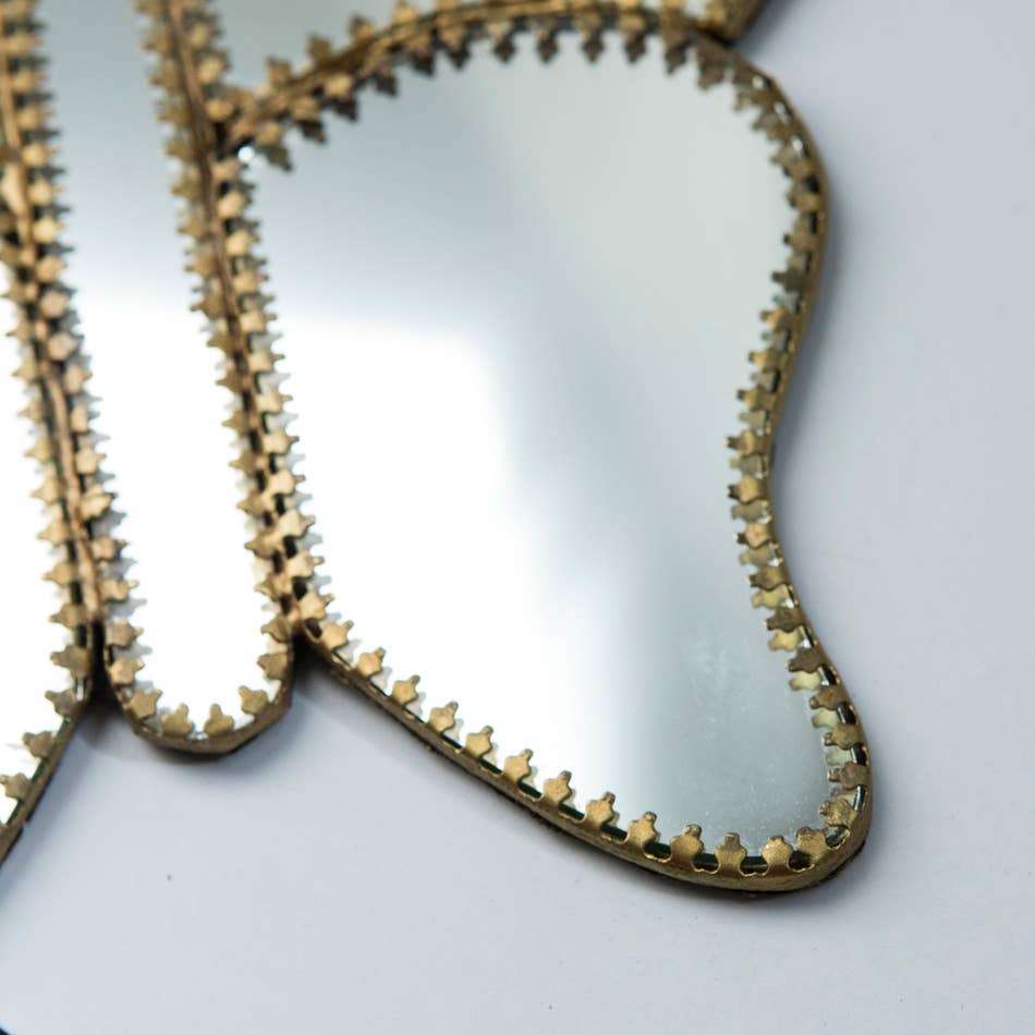 Miroir en forme de papillon avec détails en laiton