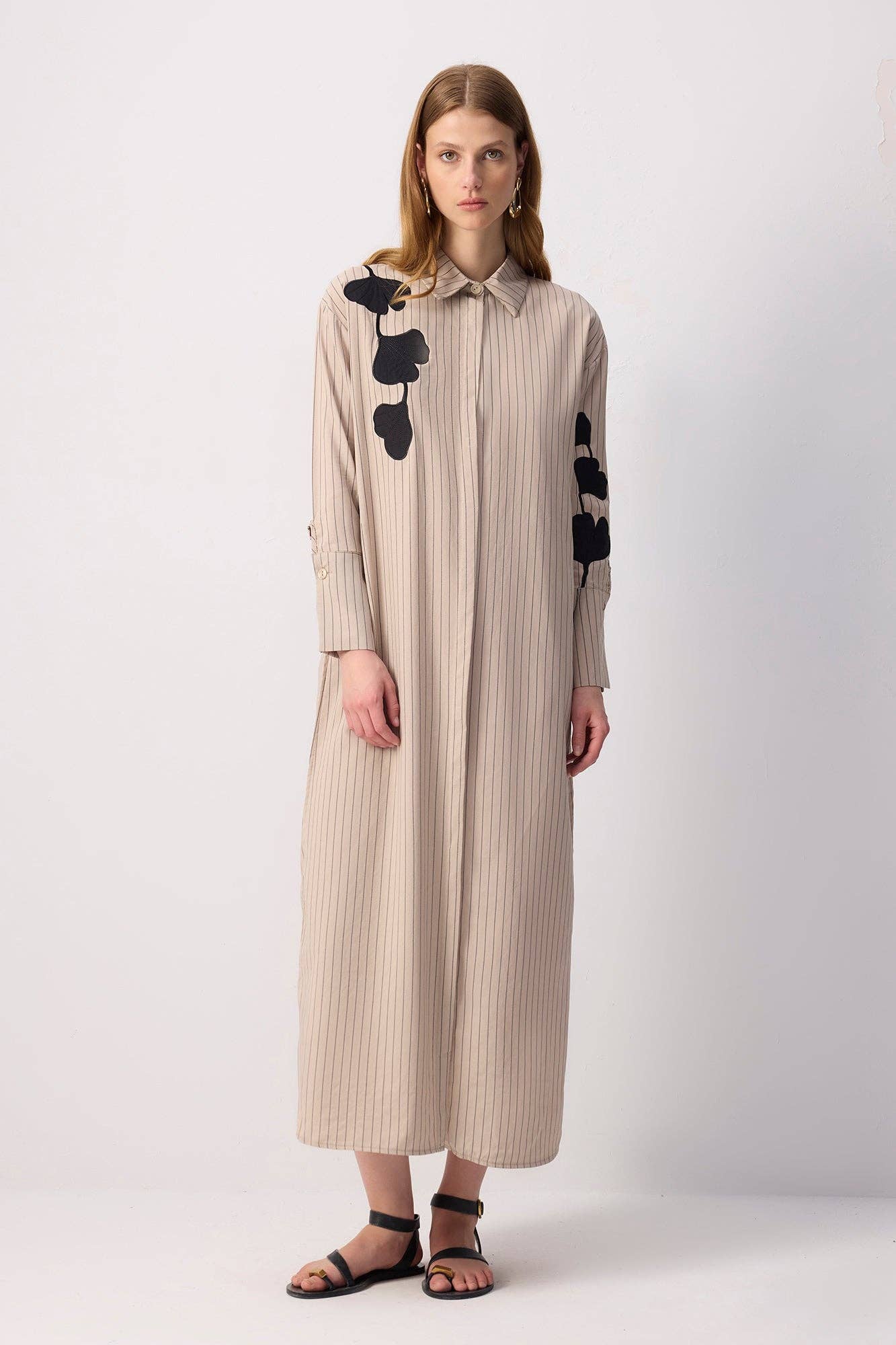 ROBE CHEMISE MAXI RAYÉE AVEC BRODERIE FLORALE AUDACIEUSE
