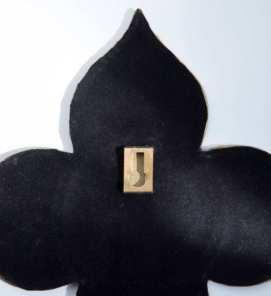 Miroir en forme de fleur avec détails en laiton