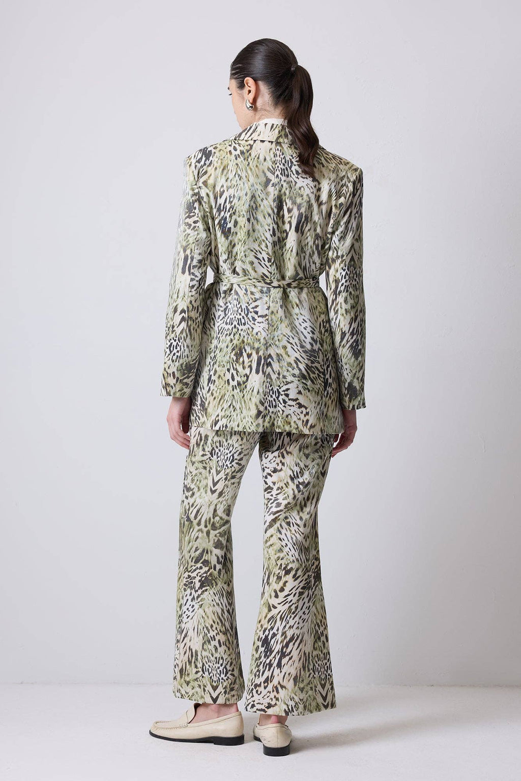 ENSEMBLE VESTE IMPRIMÉ ANIMAL & PANTALON ÉVASÉ AVEC DÉTAIL CEINTURE