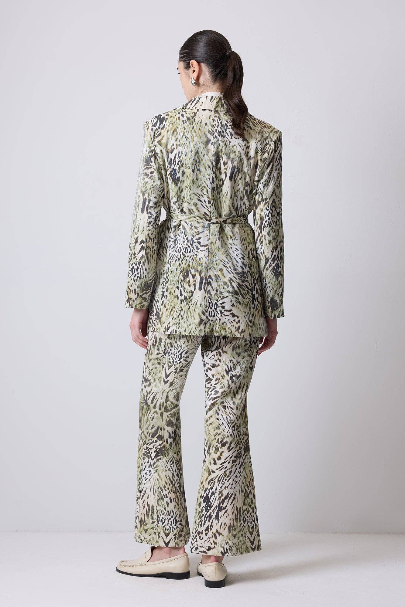 ENSEMBLE VESTE IMPRIMÉ ANIMAL & PANTALON ÉVASÉ AVEC DÉTAIL CEINTURE
