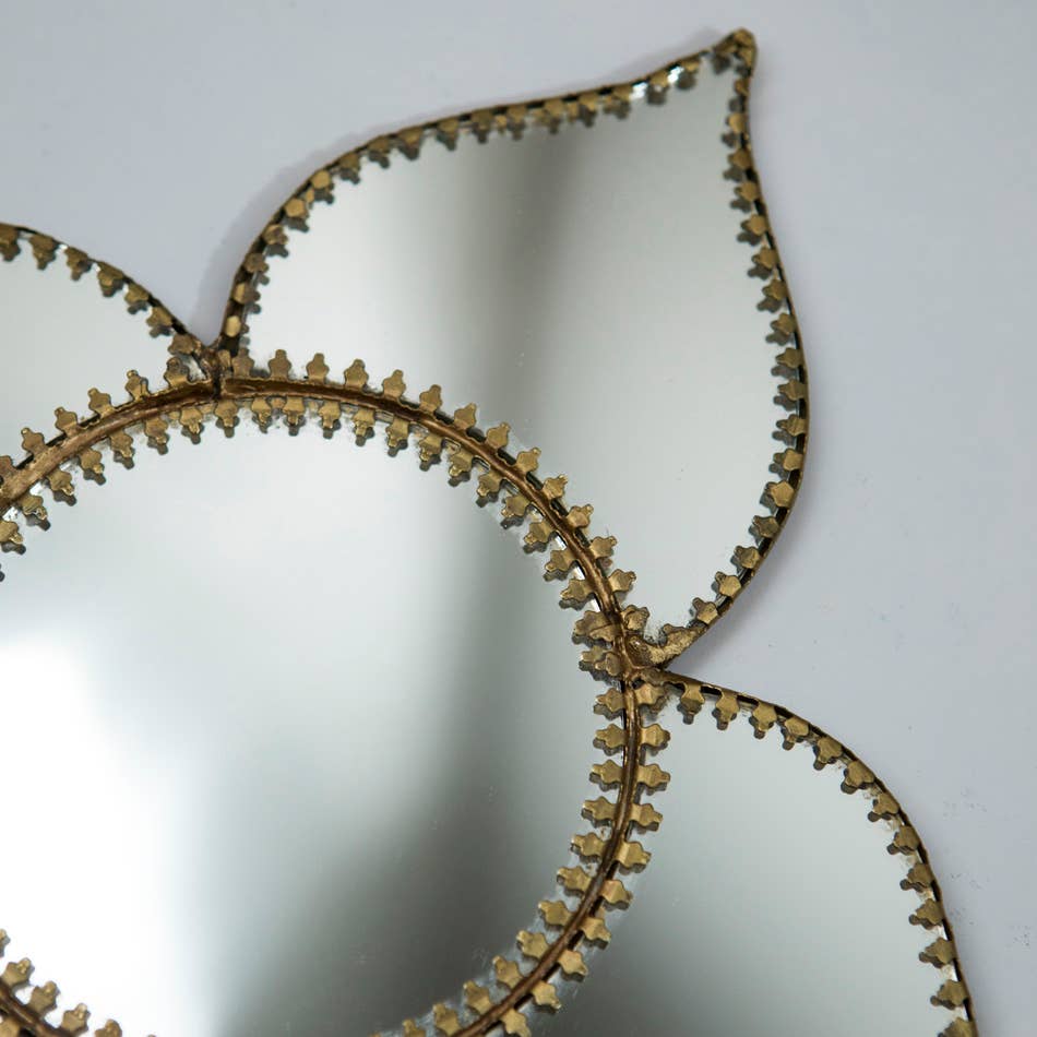 Miroir en forme de fleur avec détails en laiton