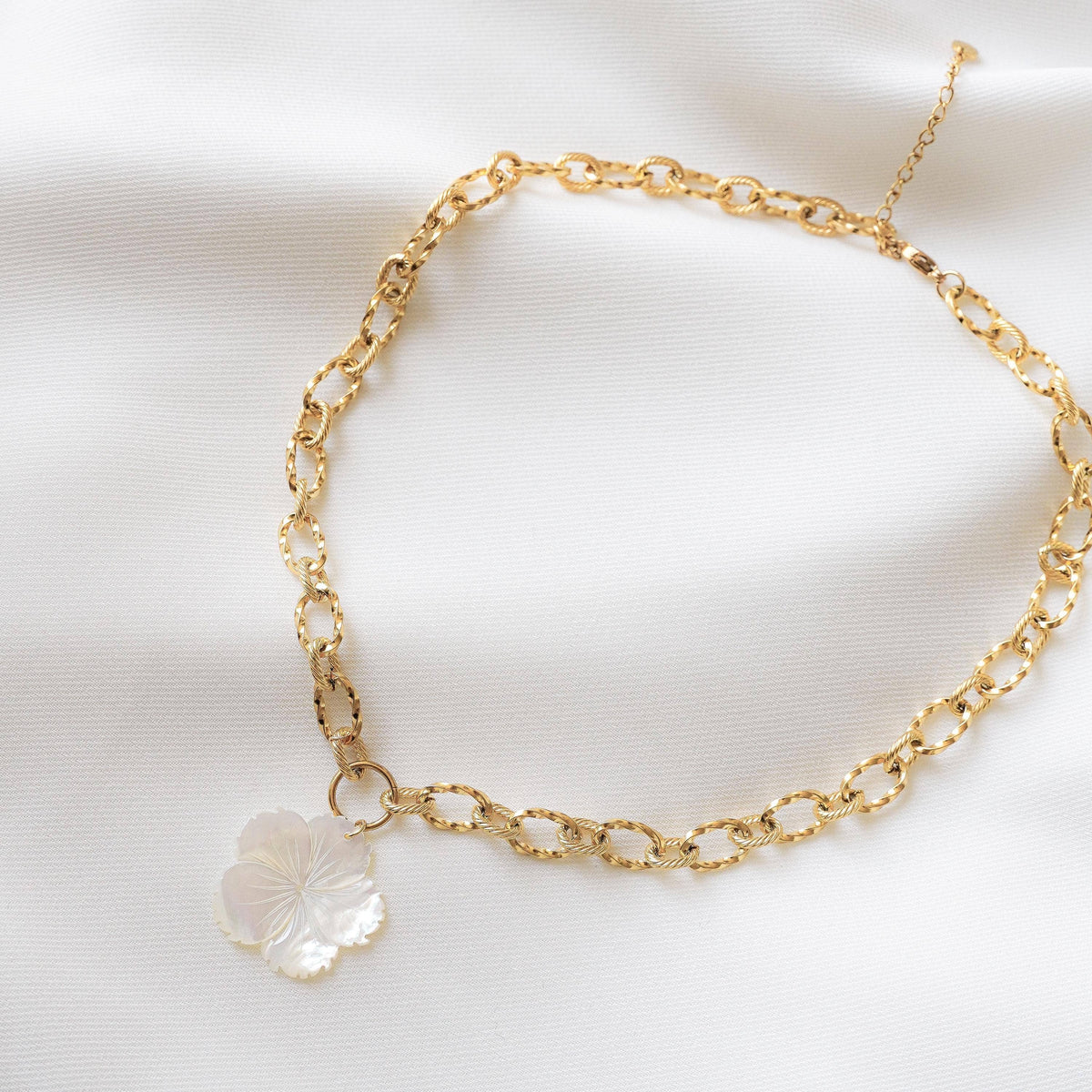 Collier chaîne épaisse | Fleur en Nacre Blanche