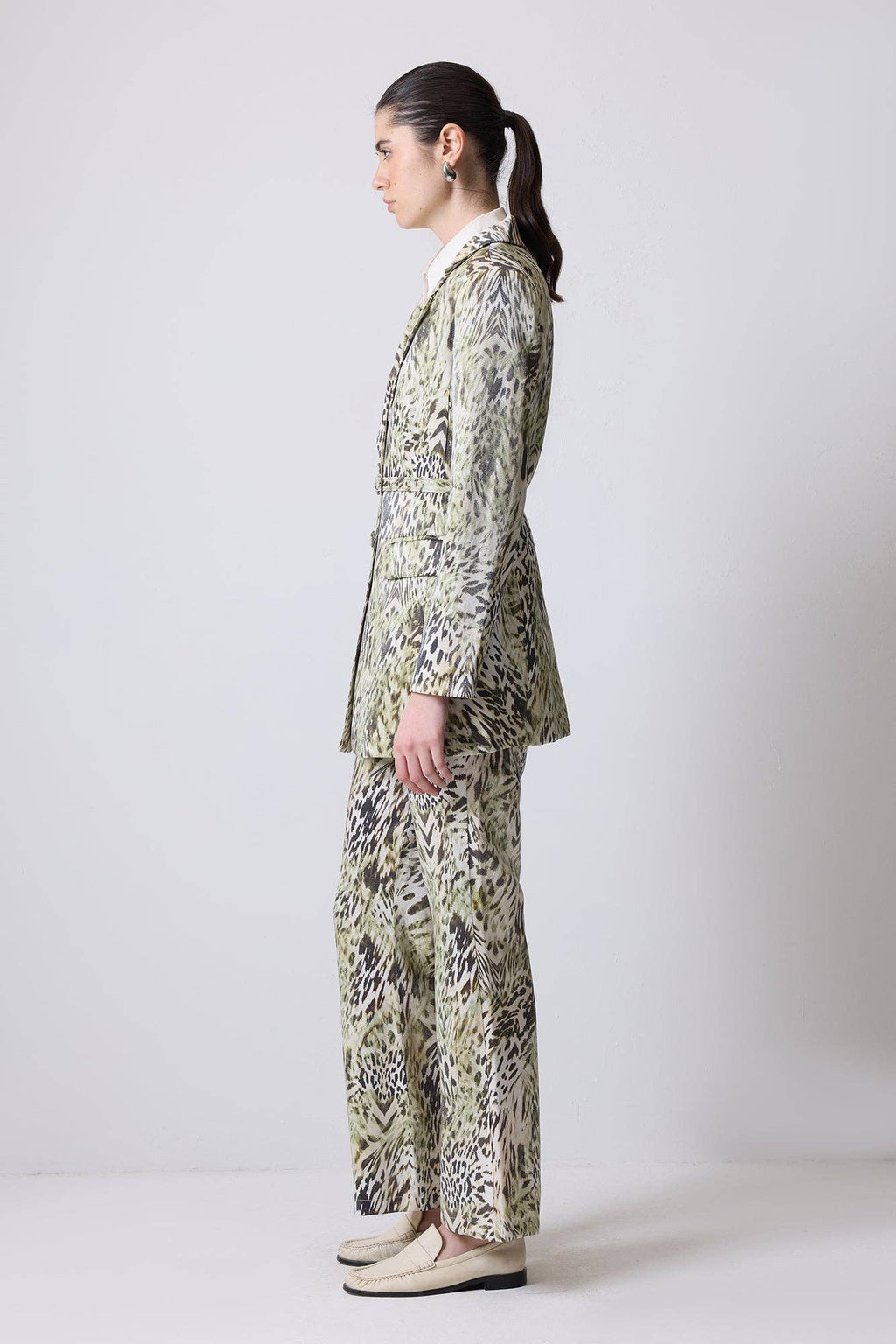 ENSEMBLE VESTE IMPRIMÉ ANIMAL & PANTALON ÉVASÉ AVEC DÉTAIL CEINTURE