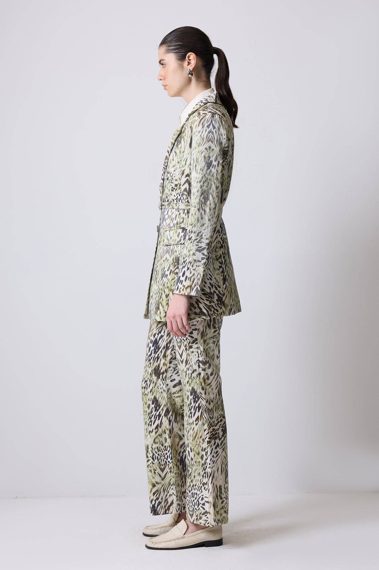 ENSEMBLE VESTE IMPRIMÉ ANIMAL & PANTALON ÉVASÉ AVEC DÉTAIL CEINTURE