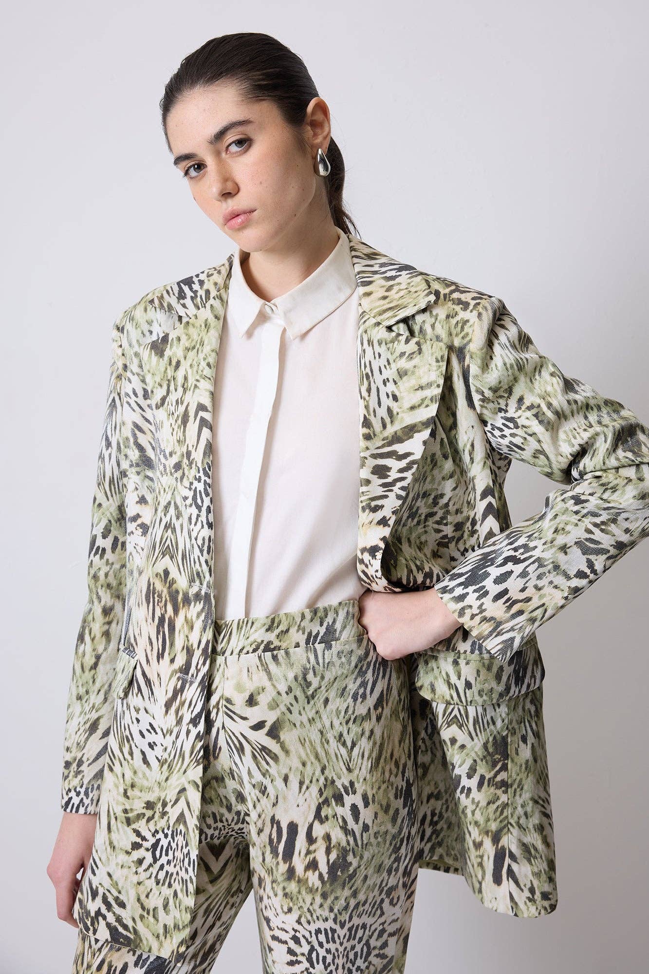ENSEMBLE VESTE IMPRIMÉ ANIMAL & PANTALON ÉVASÉ AVEC DÉTAIL CEINTURE