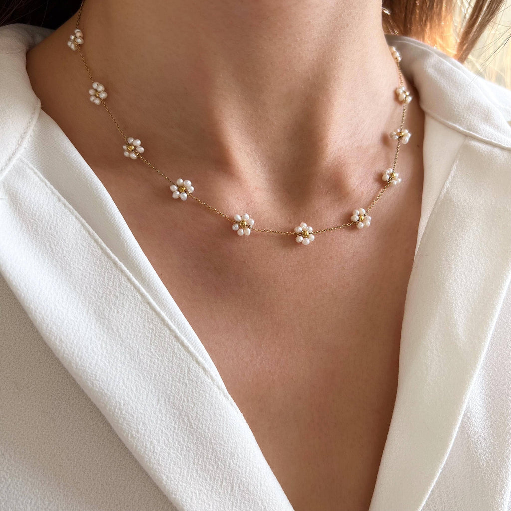 Collier fleurs en petites perles blanches