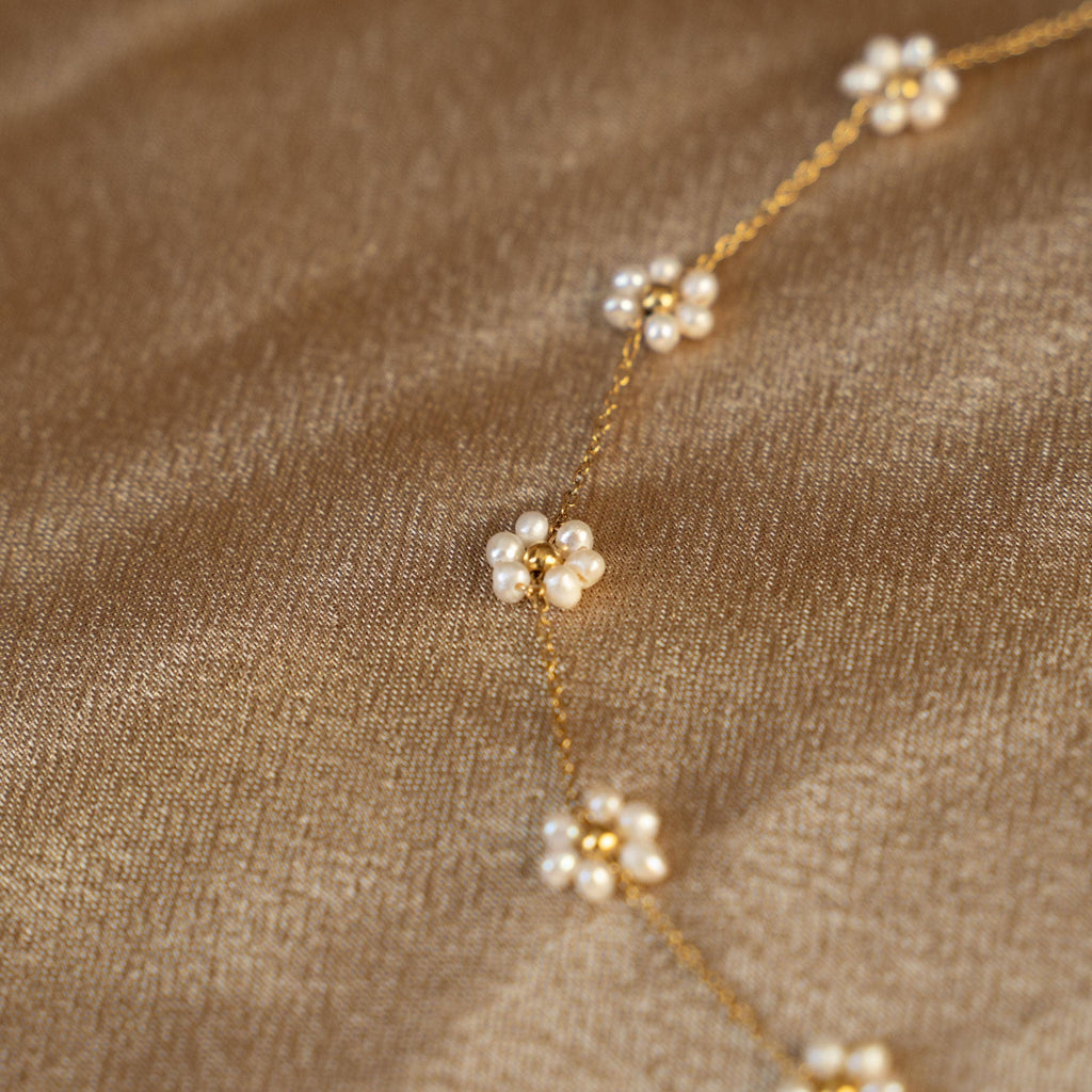 Collier fleurs en petites perles blanches
