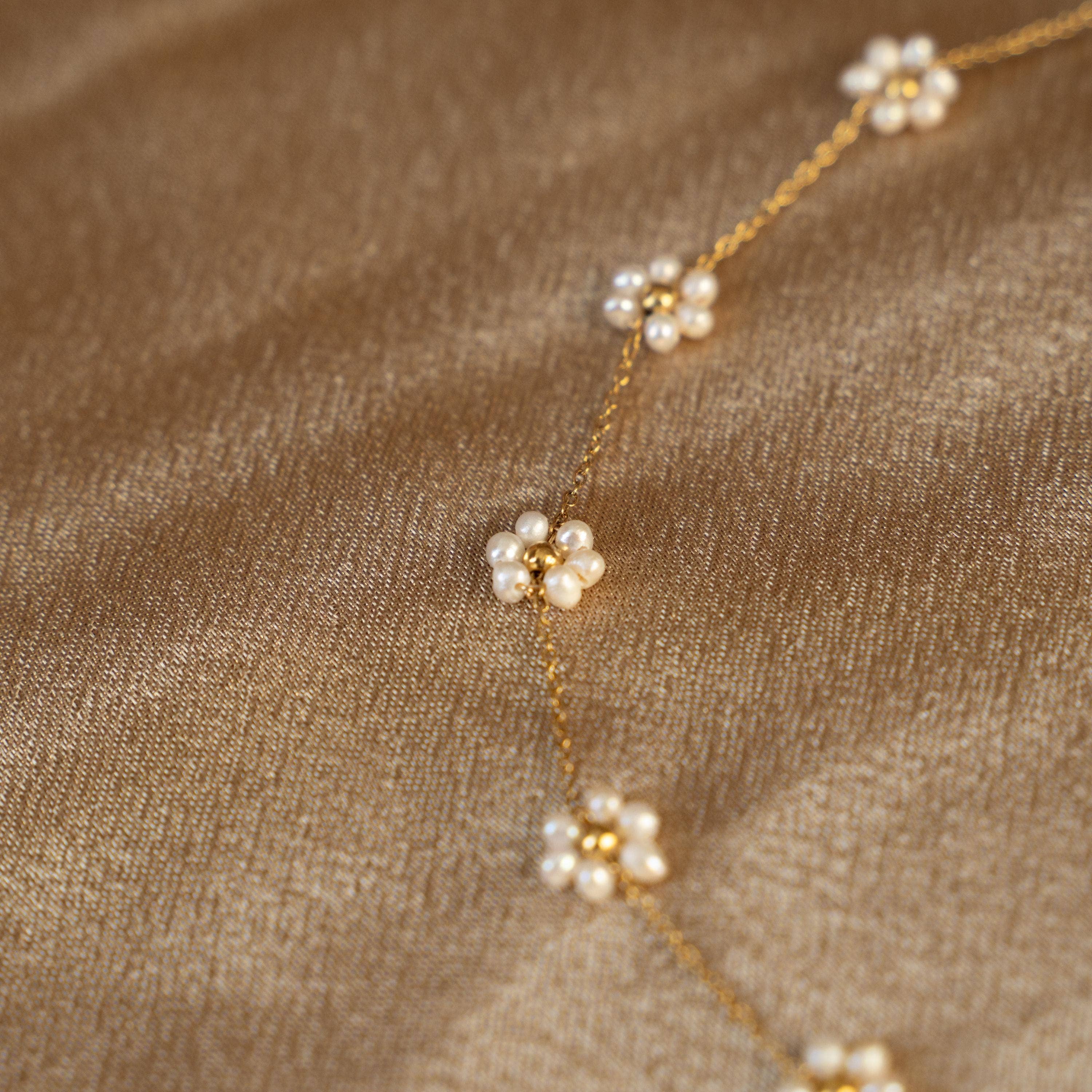 Collier fleurs en petites perles blanches